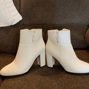 💎✨Super Cute EUC Size 8.5 white ankle boots✨💎